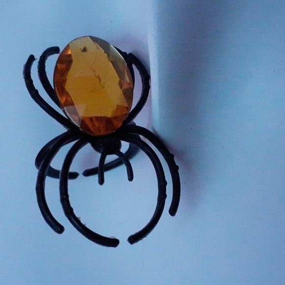 SPIDERS!!  Eeeek!  Halloween!    ADORABLE RINGS  (1 SET= 3 rings) - Picture 3 of 6